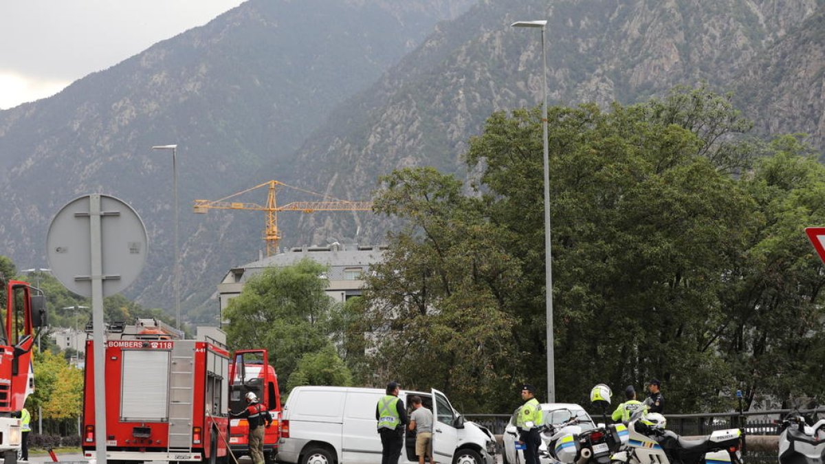 Una conductora resulta ferida en un xoc a la rotonda del Gall d'or