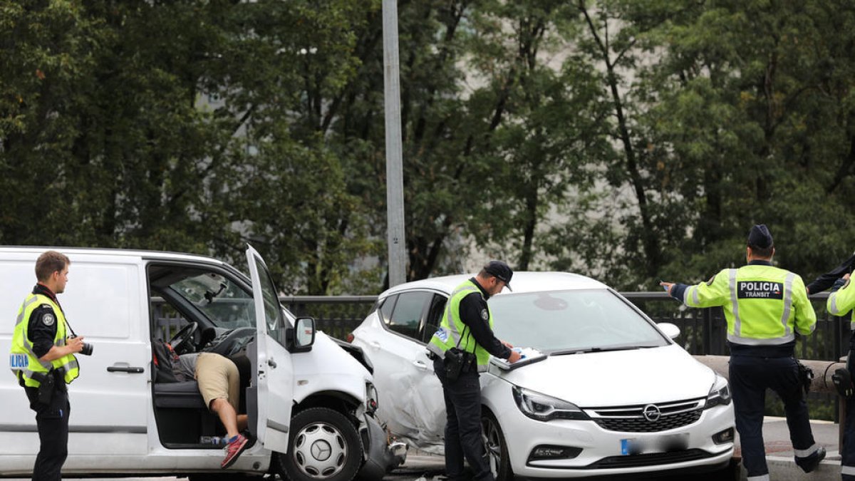 Dos ferits en un xoc a la rotonda del Gall d'Or