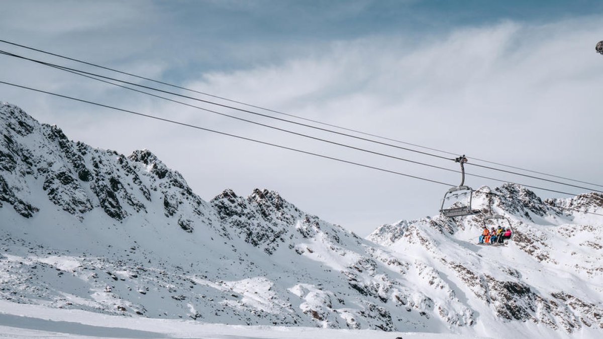 Dos mil esquiadors estrenen la temporada a Ordino Arcalís