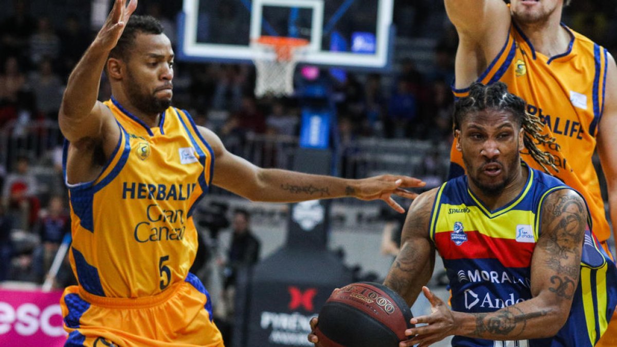 El MoraBanc presenta una oferta de tres temporades per Clevin Hannah