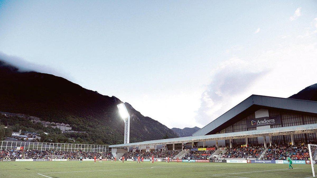 Govern i FAF acorden canviar la gespa de l'Estadi Nacional