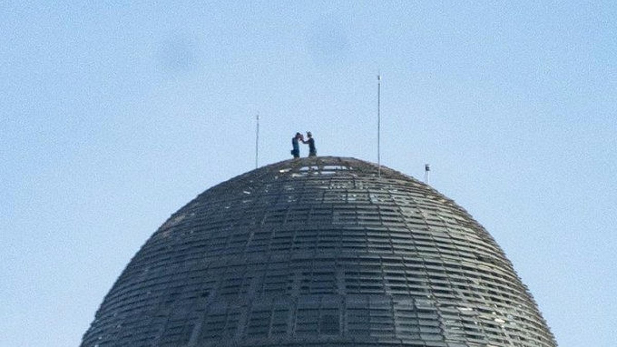 Dues persones escalen la Torre Glòries de Barcelona