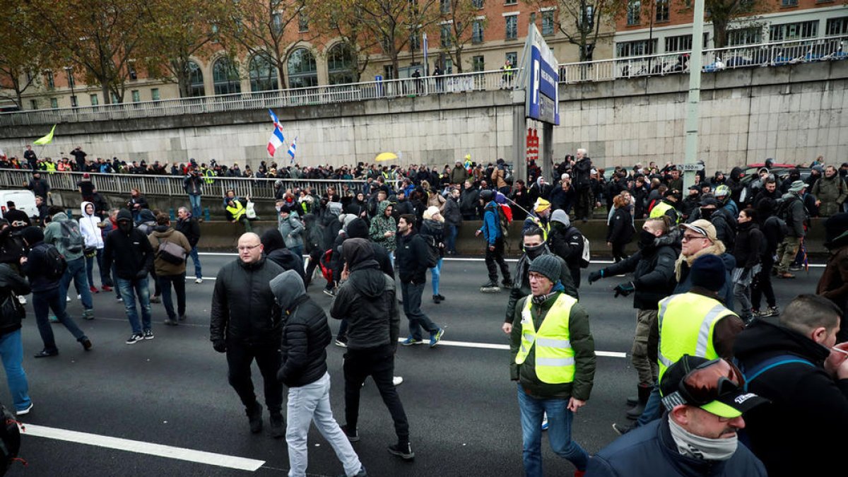 Mobilització reduïda i disturbis en l'aniversari dels Armilles Grogues