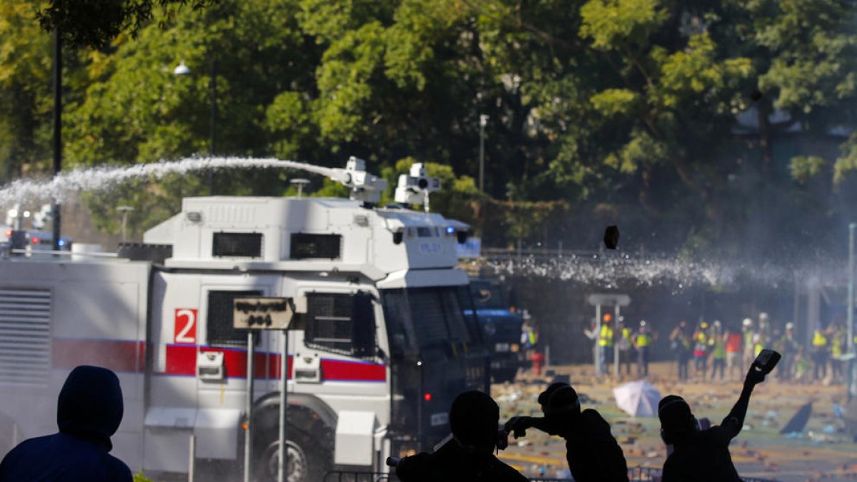 La policia xinesa amenaça amb foc real els manifestans universitaris