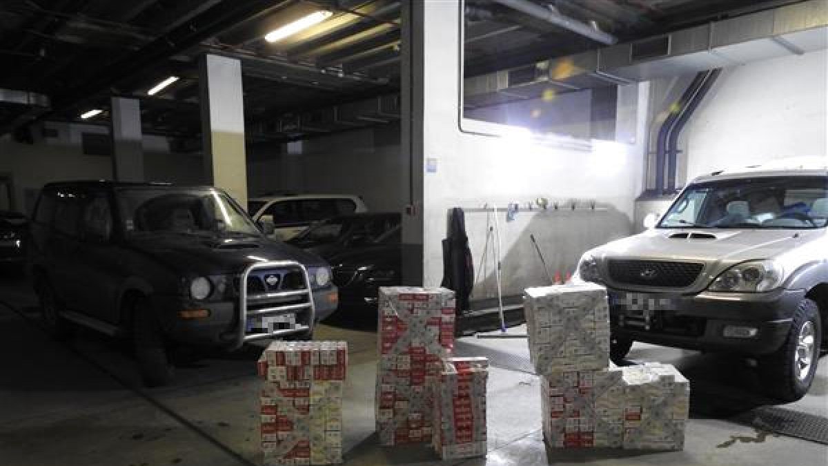 La policia deté dos homes no residents per contraban de 3.400 paquets de tabac