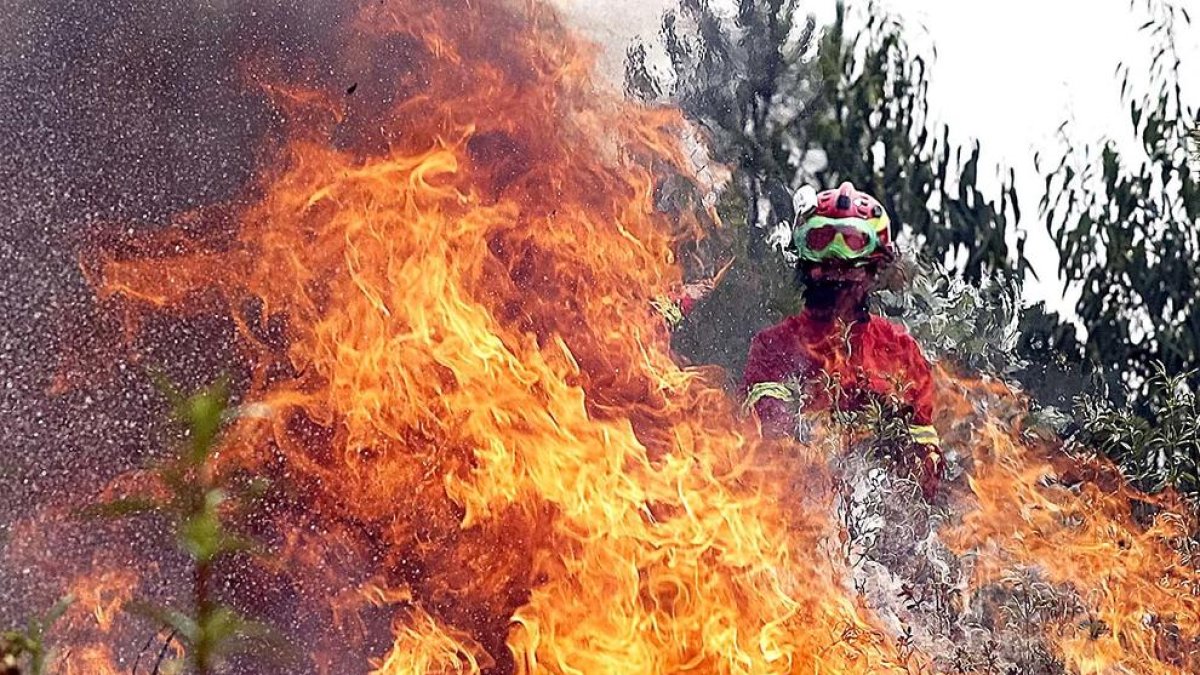 Vint ferits per un gran incendi al centre de Portugal que segueix actiu