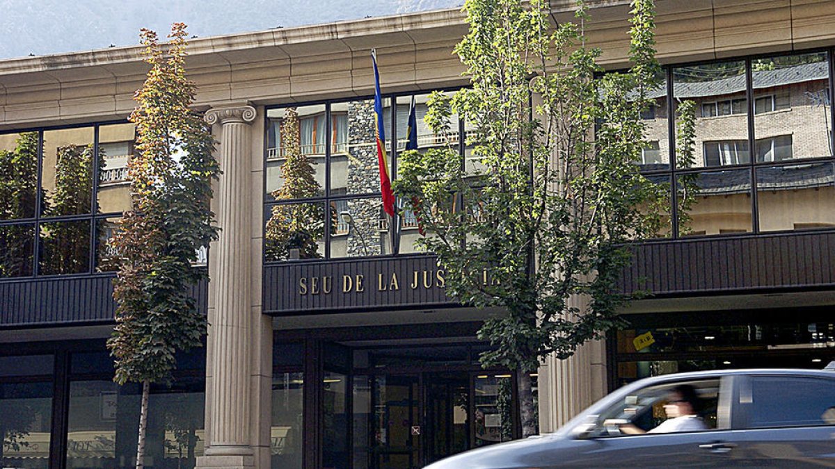 Absolt l'home acusat per tocaments a la filla de 5 anys