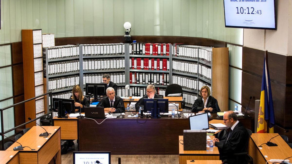 El TC tomba el recurs de 14 acusats de BPA per canviar els jutges