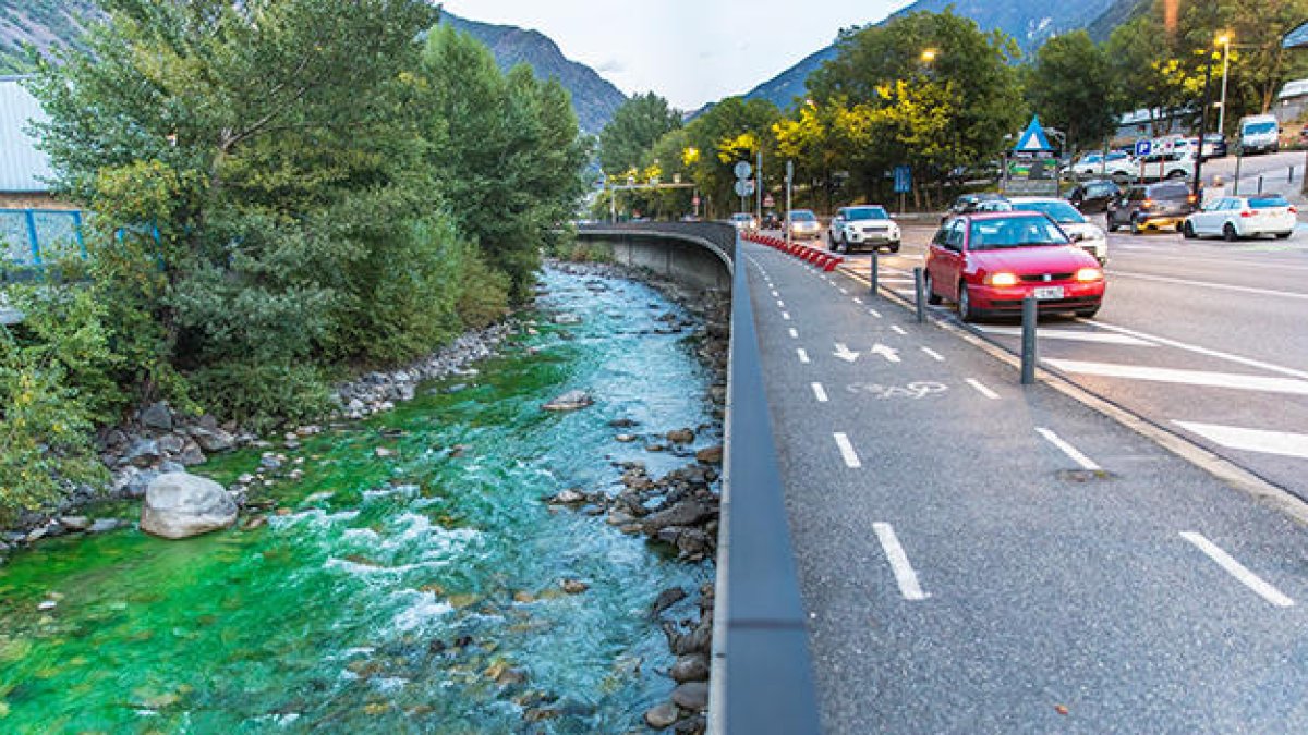 El comú tinta per error el riu de color verd