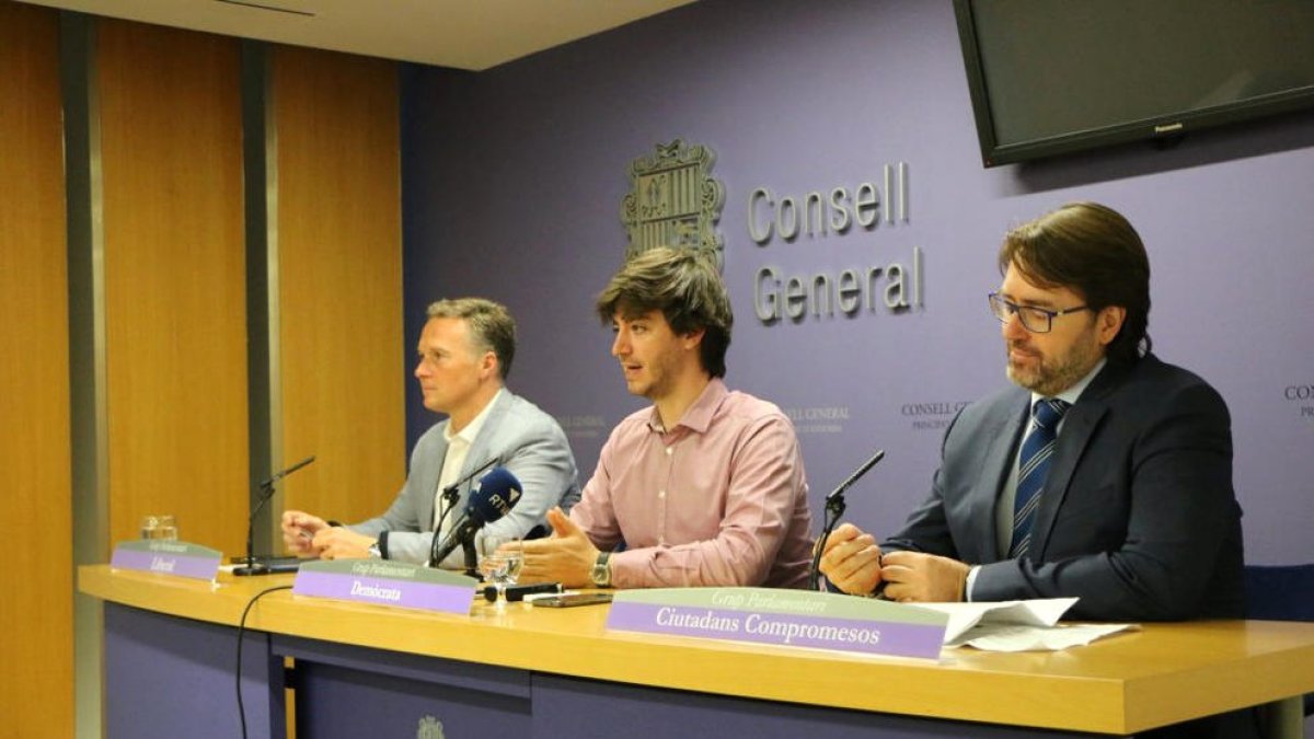 DA, Liberals i CC proposen taxar els vehicles de gasoil i gasolina