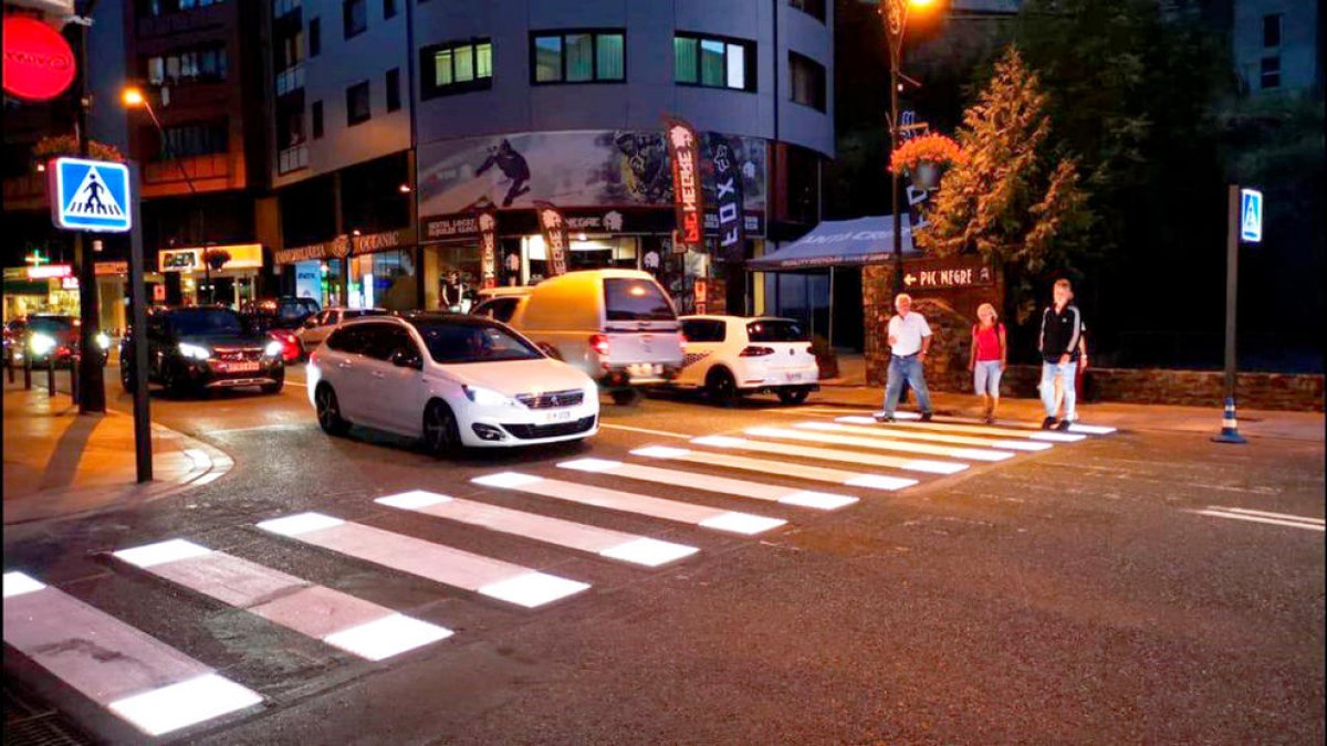 Dos nous passos de vianants intel·ligents a la Massana