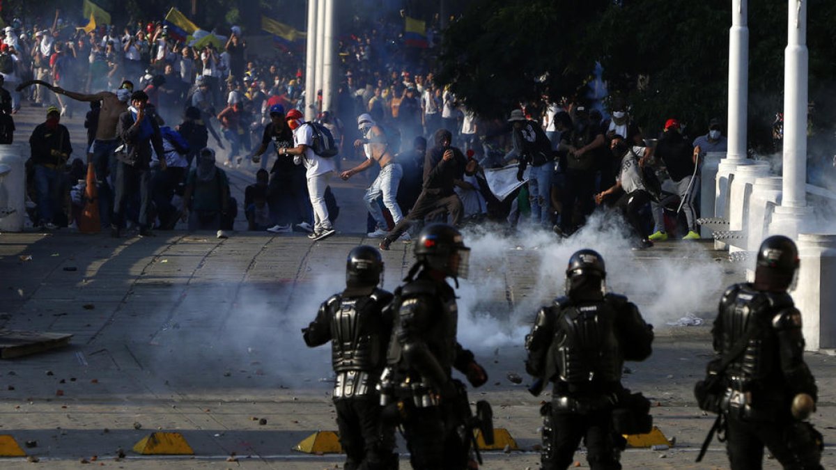 Almenys tres morts i 98 detinguts en les protestes contra el govern