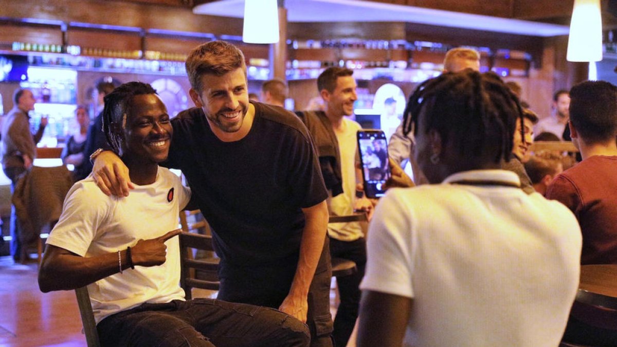 Gerard Piqué sopa amb la plantilla de l'FC Andorra