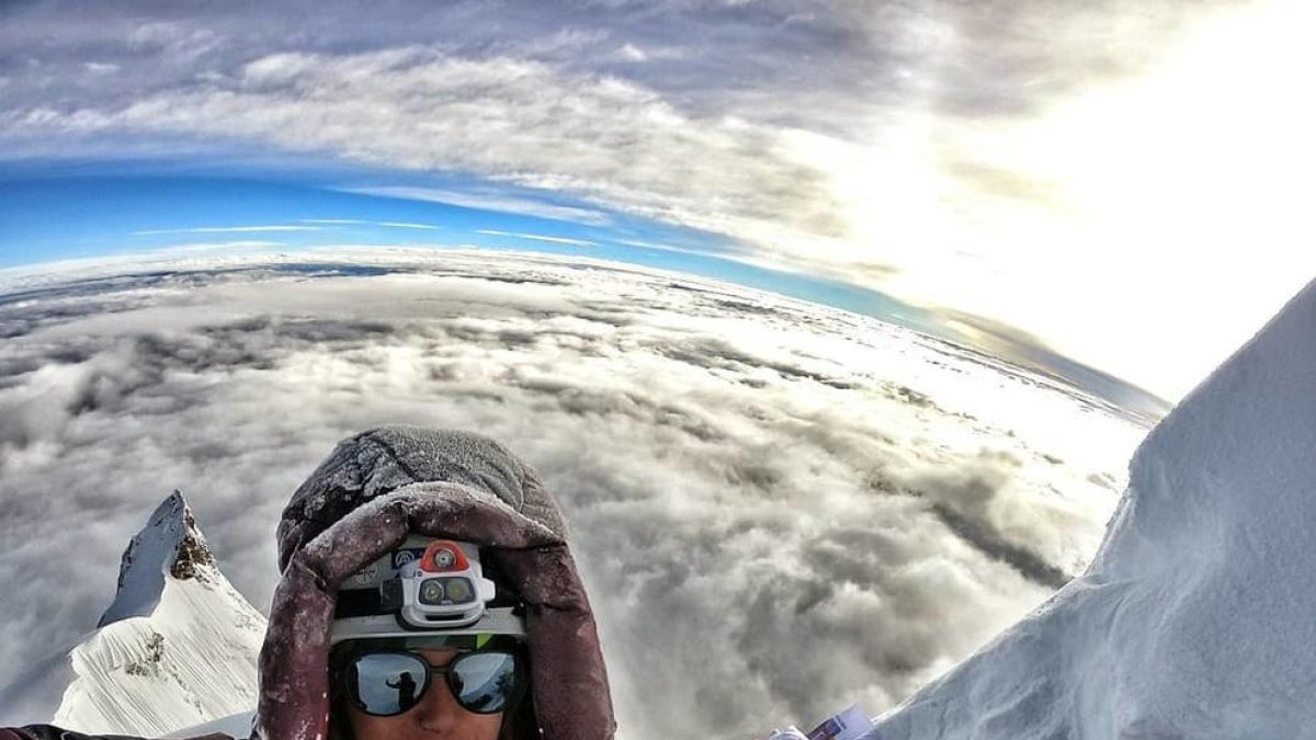 Stefi Troguet corona el Manaslu