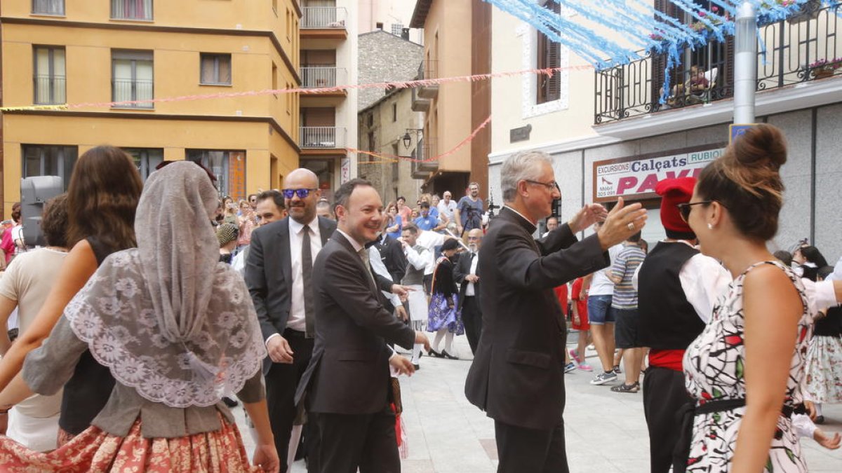 El ball de Santa Anna posa la nota més tradicional de la Festa Major