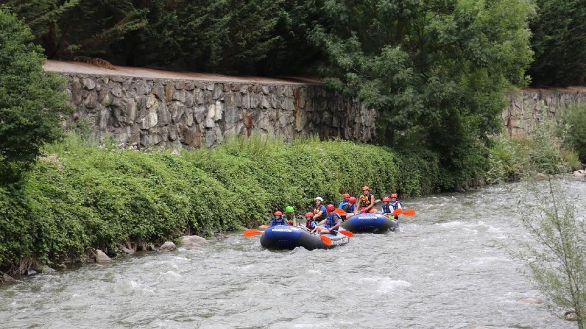 Sant Julià estrena el ràfting amb una quarantena de persones