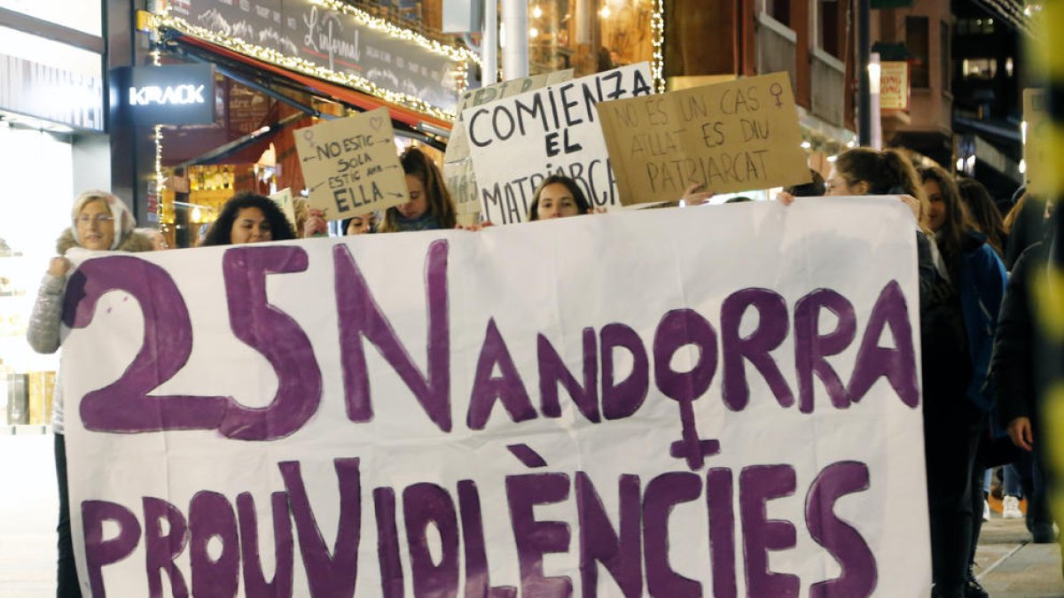 Mig centenar de persones es reivindiquen en el Dia internacional contra la violència de gènere