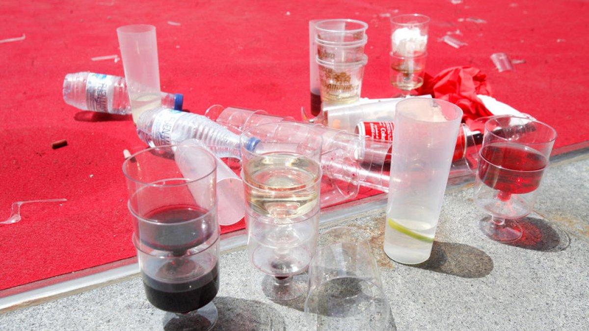 Pena de presó i 6.000 euros per vendre alcohol a menors
