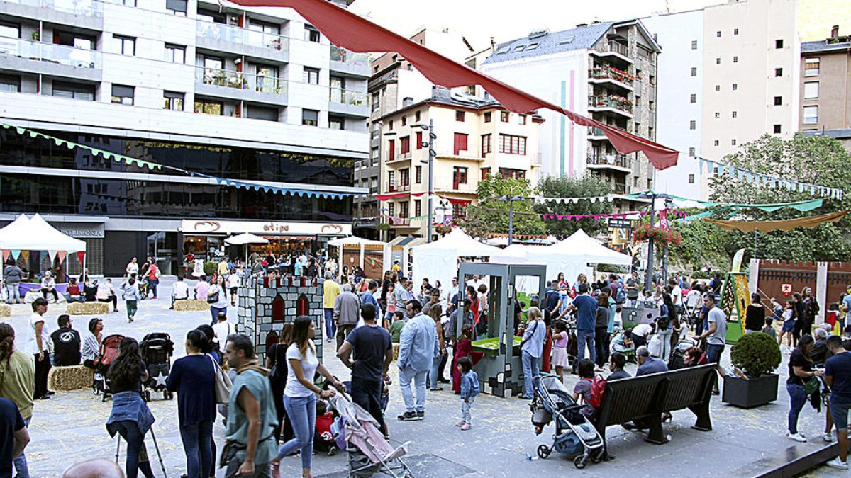 La fira medieval acull més públic, però es ven menys