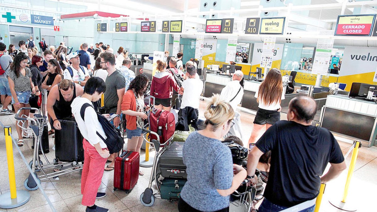 Cancel·lats 190 vols al Prat pel mal temps i la vaga del personal d'Iberia