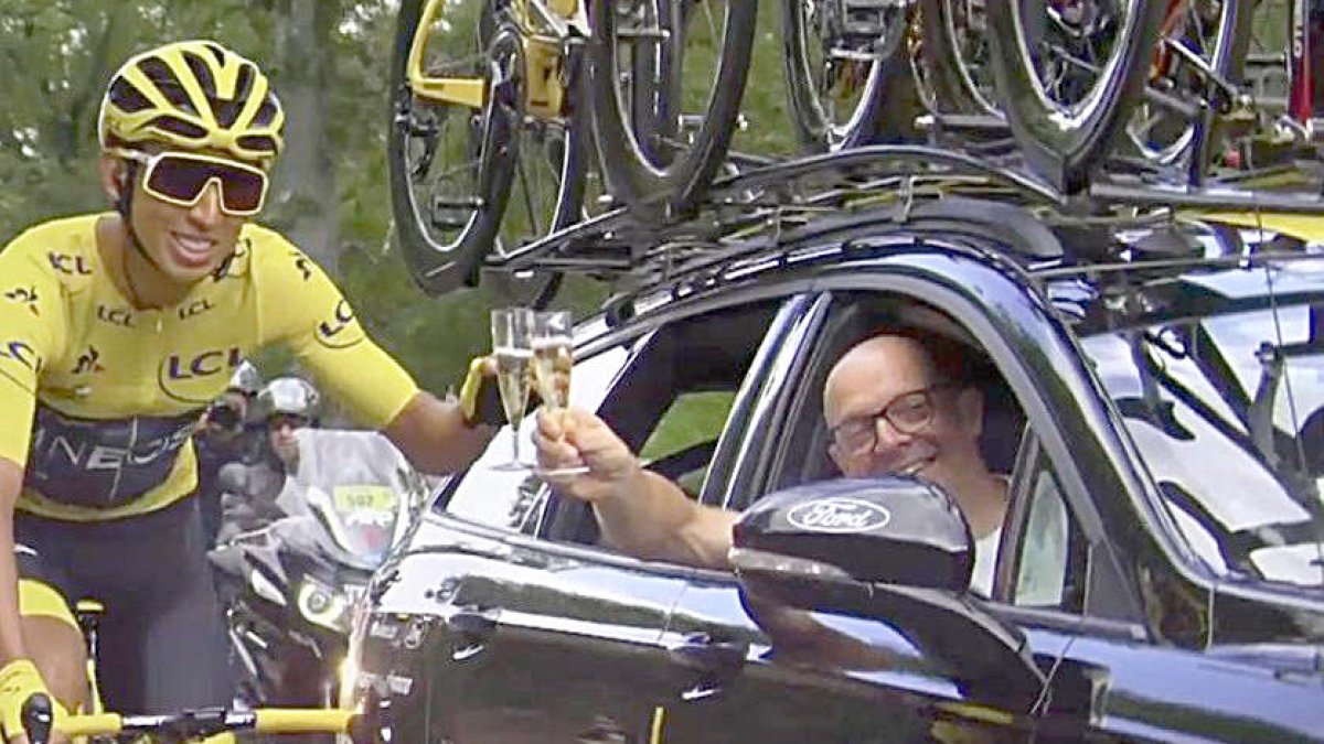 Egan Bernal brinda com a campió del Tour de França