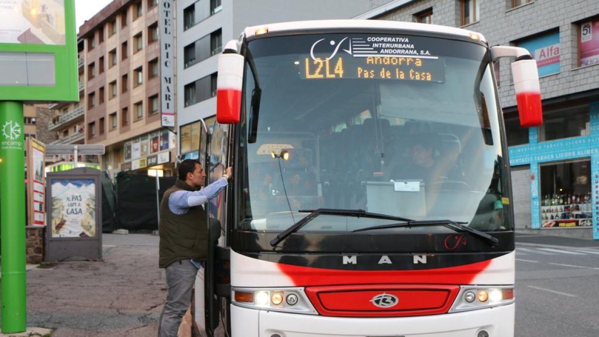 Gallardo, al Pas per copsar el funcionament del bus