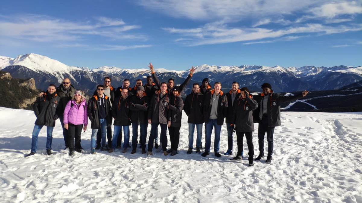 La plantilla del MoraBanc Andorra carrega piles visitant racons del país amb el bus turístic