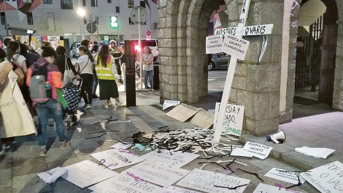 Malestar dels catòlics per l'acció feminista 
a l'església d'Escaldes
