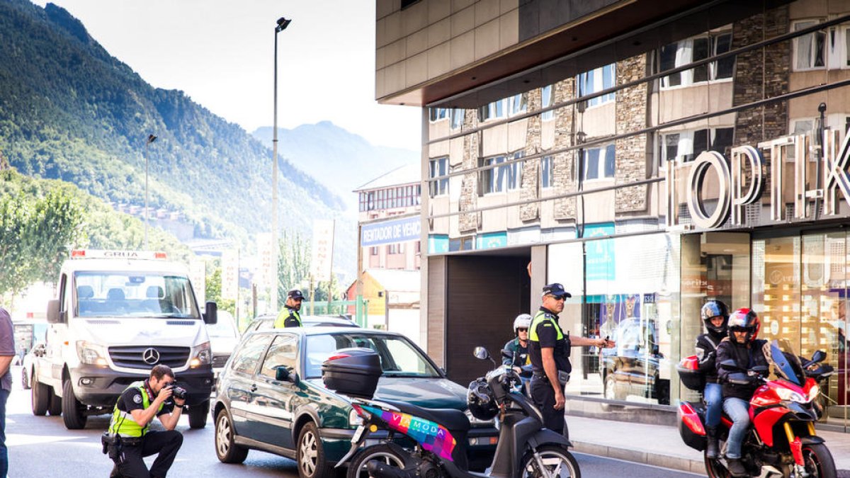 Un motorista resulta ferit lleument en un accident