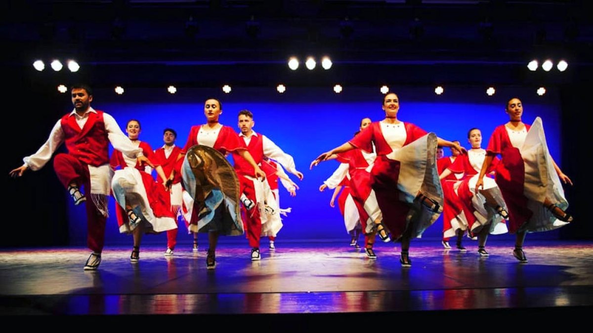 L'esbart estrena la 'Dansa del pregó' per festa major