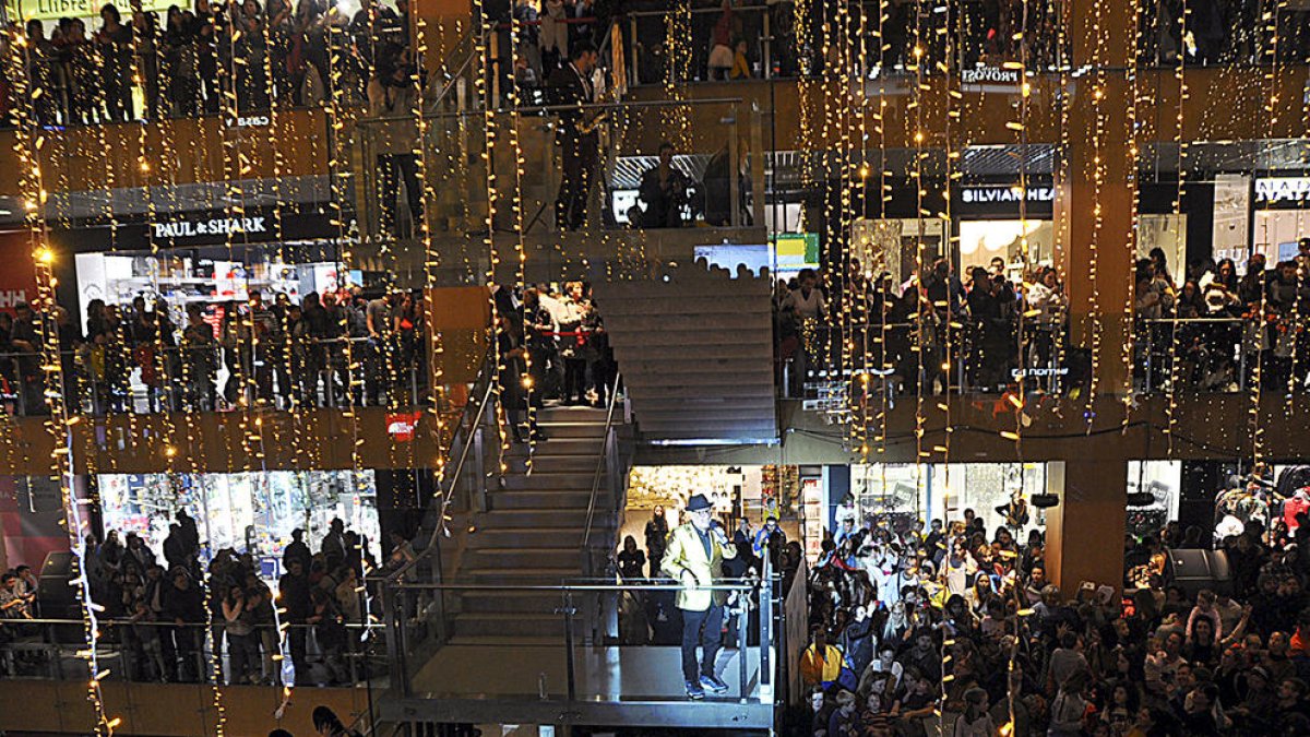 Illa Carlemany encén el Nadal amb José Corbacho