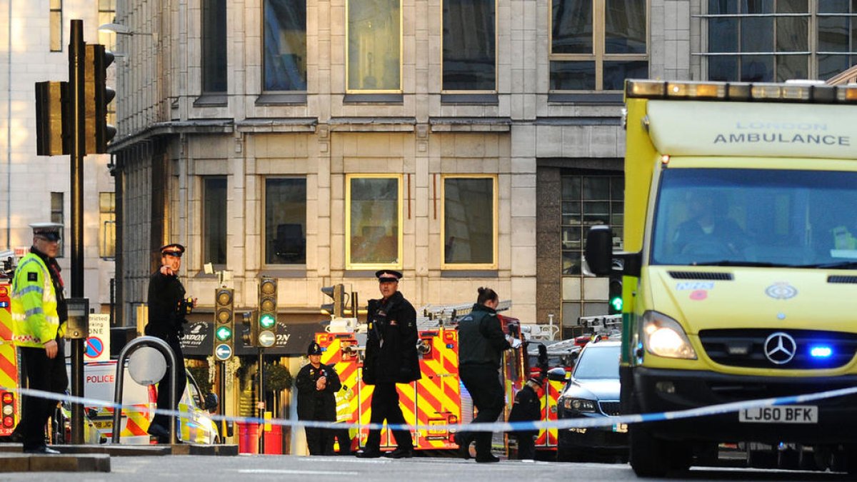 Dos morts i tres ferits en un atemptat terrorista al cèntric Pont de Londres