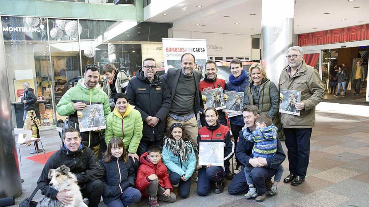 El calendari de Bombers recapta mig milió euros