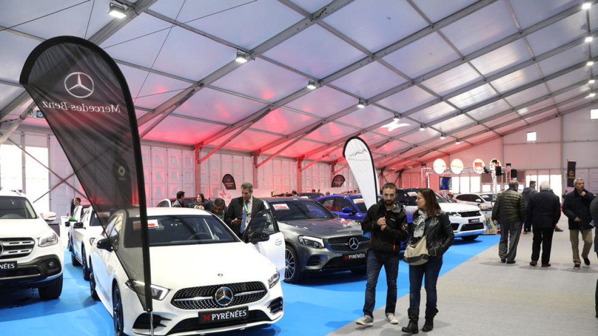 La venda de cotxes cau molt fort pel dubte sobre el combustible