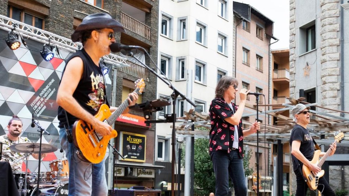 Undercovers omple la plaça Coprínceps de rock-and-roll