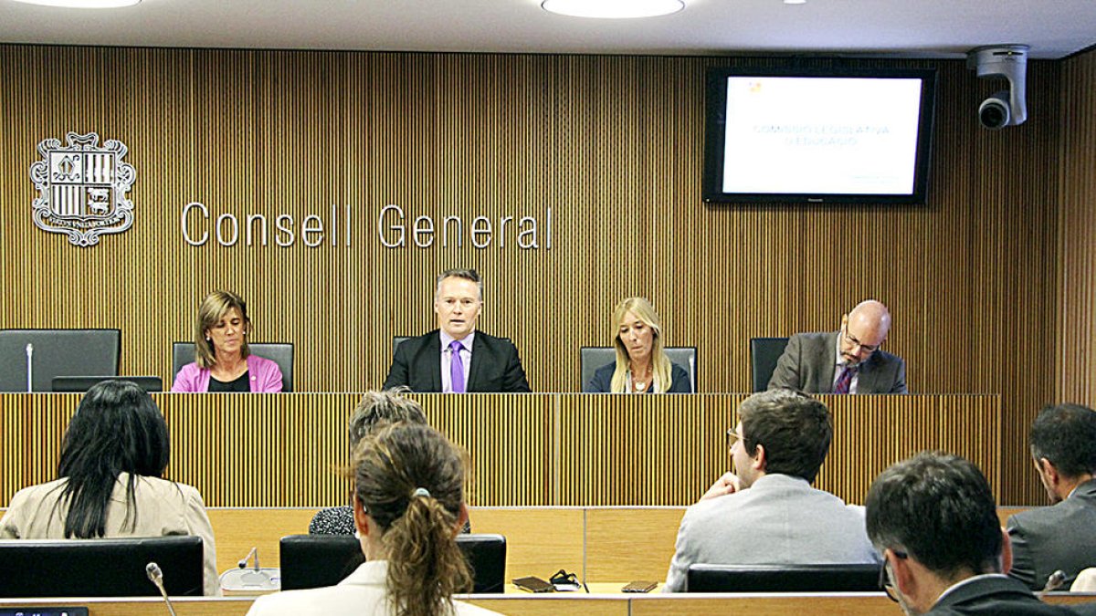 Educació pretén reduir fins a setanta places eventuals al llarg de la legislatura