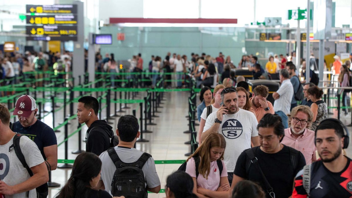 Els serveis mínims neutralitzen la vaga de vigilants a l'aeroport del Prat