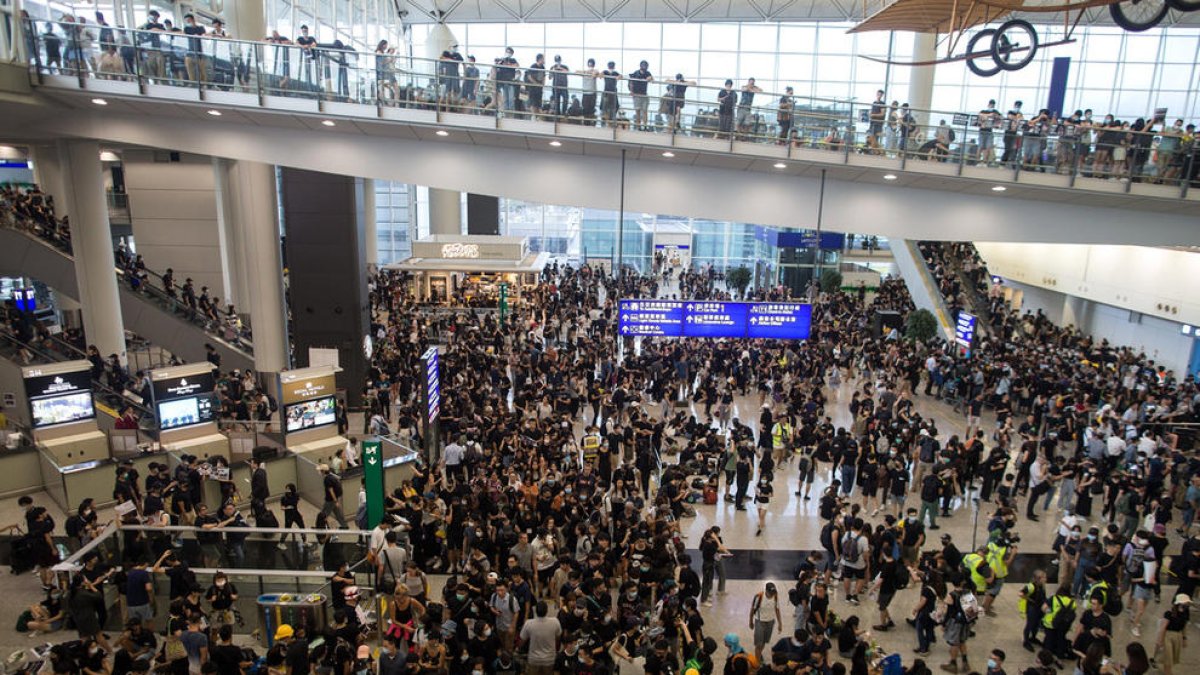 Cancel·lats tots els vols a l'aeroport de Hong Kong