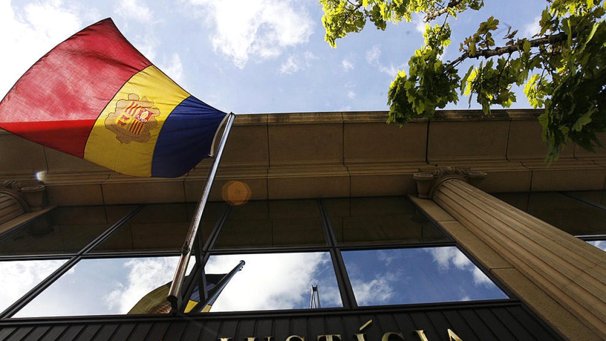 Surt de la Comella l'home que ultratjava dones, immigrants i gais per Internet