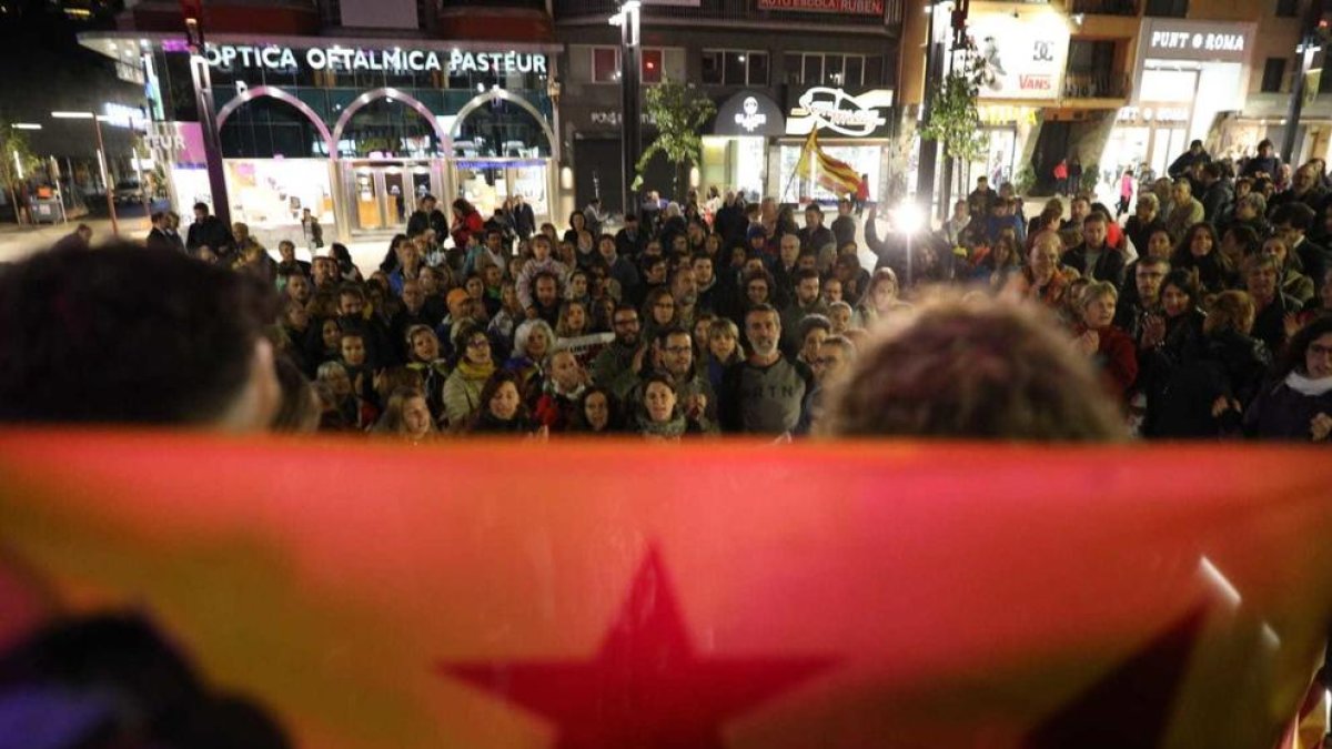 Vora quatres-centes persones es concentren contra la sentència del procés