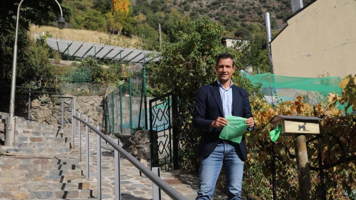 La capital reparteix 1,3 milions de bosses per a gossos cada any