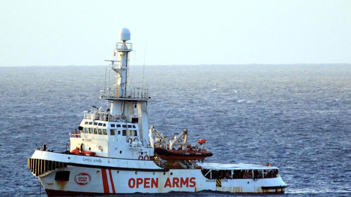 L''Open Arms' espera un port per desembarcar els 147 migrants