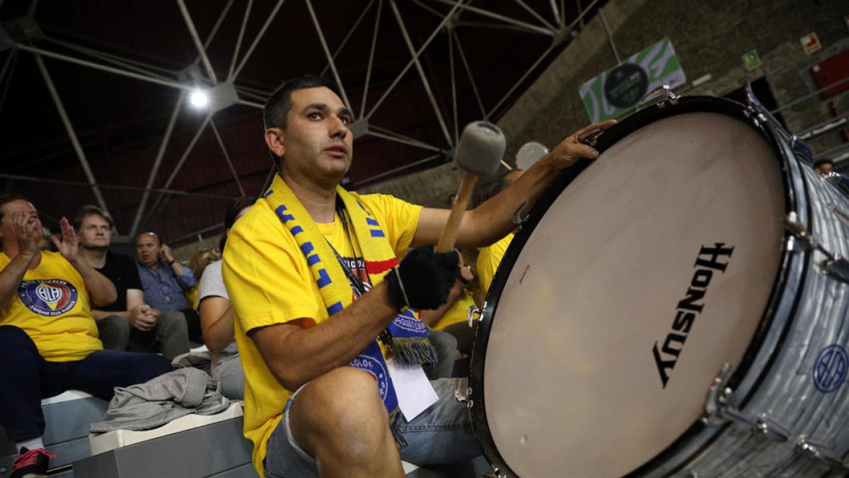 “Al principi em costava tocar el bombo i em feia mal tot”