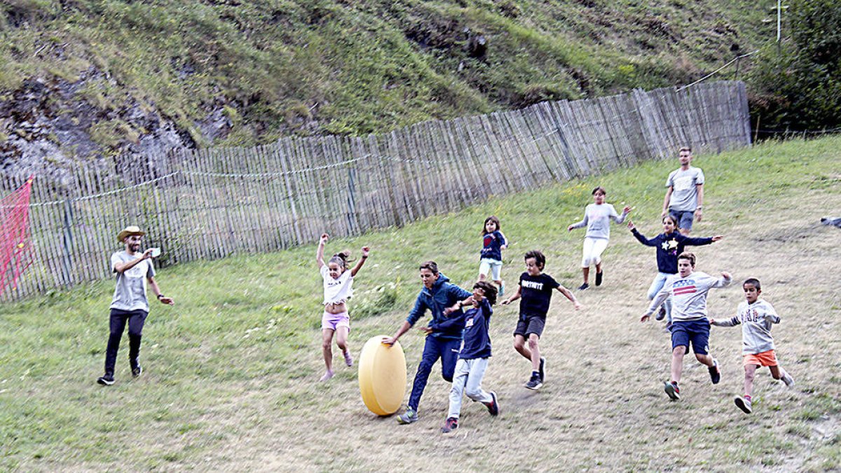 La batalla del formatge torna un any més a Arinsal