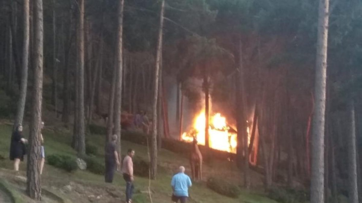 Els veïns sufoquen un incendi als jardins de Juberri