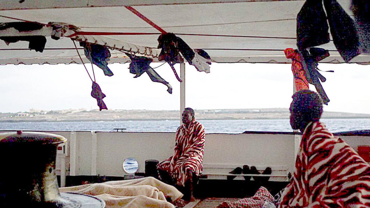 La salut dels migrants de l'encara bloquejat Open Arms empitjora