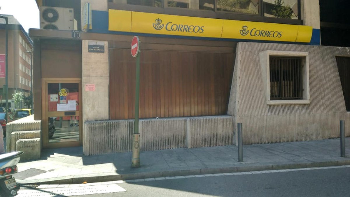 L'oficina de correus de la capital, tancada per vaga