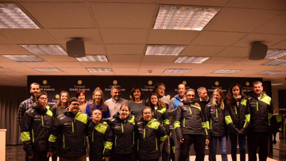 Crèdit Andorrà lliura la nova roba a Special Olympics