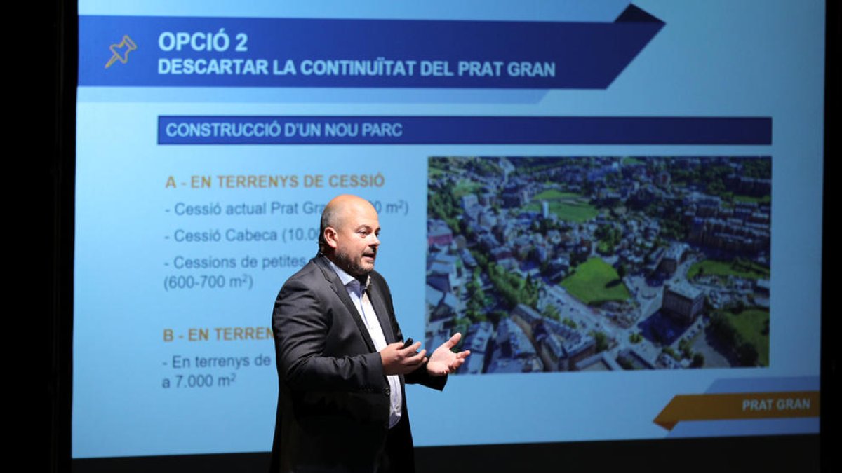 Torres anuncia l'acord per a un 'nou' Prat Gran 
de 10.000 metres
