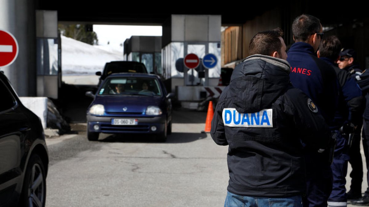 Forta entrada de vehicles per França en els dies del pont del dia 15